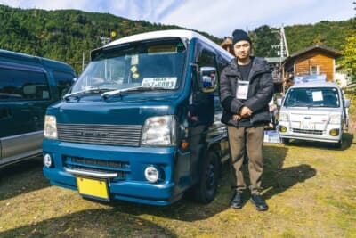 スバル サンバーバン: オーナーの木村りんさんと2008年式の愛車。昔のサンバーを再現したツートンカラーで全塗装を施している