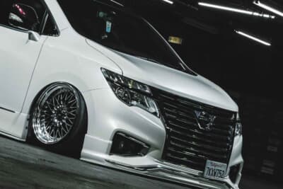 日産 エルグランド:極低車高にローダウンされた美しいフロントスタイリング