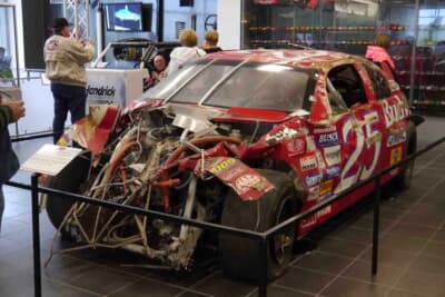 タラデガのレースで何度も横転する大事故に見舞われたケン・シュレーダーのマシン