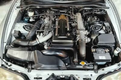 3万1500ポンド(邦貨換算約674万1000円)で落札されたトヨタ「A80型スープラ」(C)Iconicauctioneers