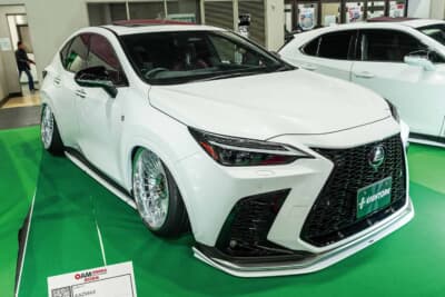 レクサス NX：大阪オートメッセのエイトーレブースで脚光を浴びた極低スタイルのNX 350h F SPORT