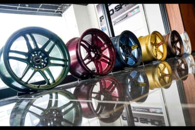 AMEホイールズ本社1階ショールームには、4ブランドすべてのモデルが展示されている