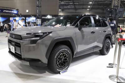 トヨタ RAV4:車高を上げた姿がよく似合う新型RAV4。街オフ・カスタムにウッテツケのスタイリング。好感度が高いサラッと仕上げだ