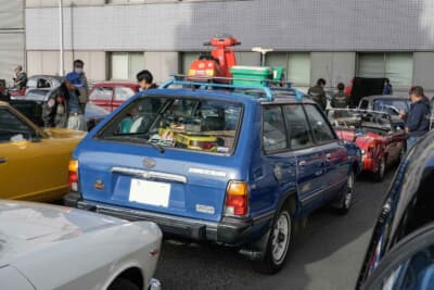 スバル レオーネ ツーリングワゴン:機能的なルーフレールを備えた美しいリアビュー