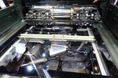 スズキ スーパーキャリイ(Carbon Capture Carry):荷台に収められたCO2回収ユニットのカットモデル。上段に吸着材×2基と吸湿材、下段に冷却器を配置した3層構造で、「ガスの冷却→水の除去→CO2の吸着」という3ステップでCO2を捕集する