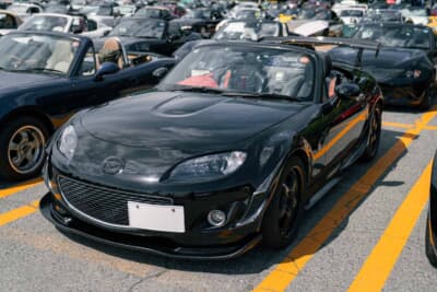 マツダ NCロードスター:ジェットストリーム製リップスポイラーとオーデュラ製GTウイングを装備。オープン時には赤い内装も覗く