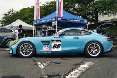 メルセデスAMG GT S：落としすぎない車高とスリックタイヤの肉厚感がサイドビューからも伝わる