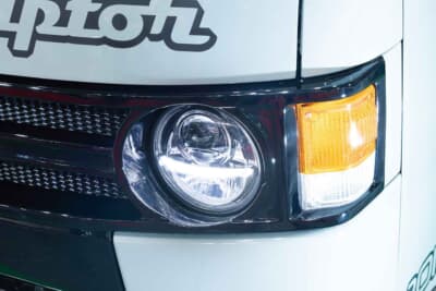 トヨタ ハイエース:視認性と安全性を高めるLEDプロジェクターとデイライト仕様