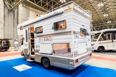 ミスティック アンセイエ：ベース車両にはキャンピングカー専用設計のトヨタ カムロードを採用し、高い安定感を発揮するリアダブルタイヤ仕様となっている