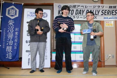 スバル プレオ:今大会の参加者のなかで最ヤング賞が見事贈呈された20代クルーの初々しい姿
