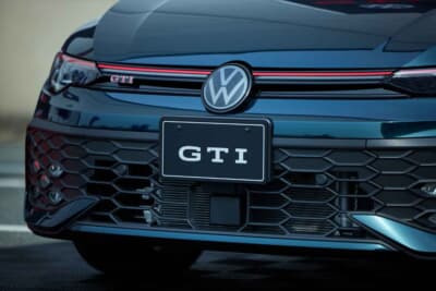 フォルクスワーゲン ゴルフGTI:赤いラインとハニカムグリルが精悍なフロントマスクを演出する