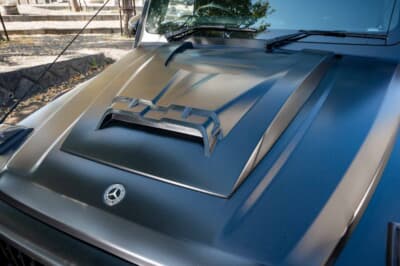 メルセデスAMG G63：エアインテーク付きの社外ボンネットがフロント周りに精悍な表情を加えている