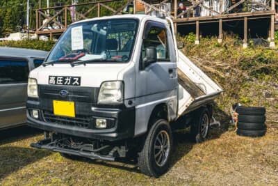 スバル サンバー トラック：角パイプのブロックにより26cmのボディリフトを実現した迫力のフロントビュー