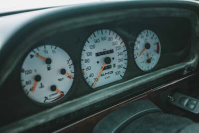 メルセデス・ベンツ560SEL AMG 6.0-4V 最高速度300km/hを刻むAMGホワイトフェイスのメーターパネル。走行距離は約10万1853kmを示す