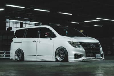 日産 エルグランド:極低車高にローダウンされた美しいフロントスタイリング