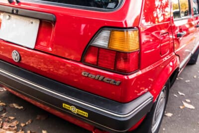 フォルクスワーゲン ゴルフ2 CLi：1988年・1989年モデルのCLi用パーツであるメッキモール付きのバンパーに交換されたリアディテール