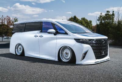 トヨタ アルファード：エイムゲインのボディキットと極限のローダウンで迫力のフォルムを実現