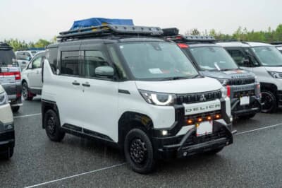 三菱 デリカミニ：車高がしっかりとあがり、ワイルドなイメージ。レンコンスタイルのホイールもよく似合っている