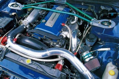 日産 S14シルビア:エンジンルームにはNISSANロゴ入りのSR20DETが収まる。むき出しのエアクリーナーや大径インテークパイプ、タワーバーで武装する