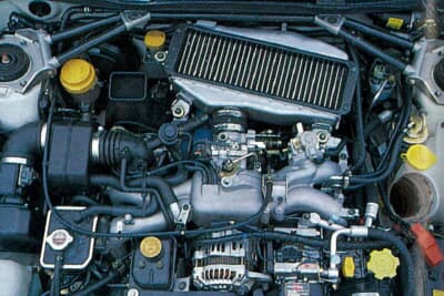 スバル インプレッサ WRX:水平対向4気筒ターボのEJ20型を搭載。最高出力の数字より、全域で立ち上がるパワーフィールにこだわった