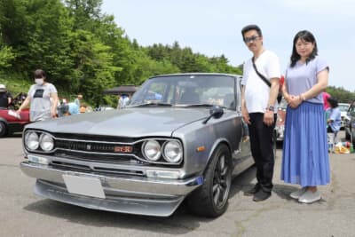 1971式の日産3代目C10型スカイラインと、オーナーの本山賢さん