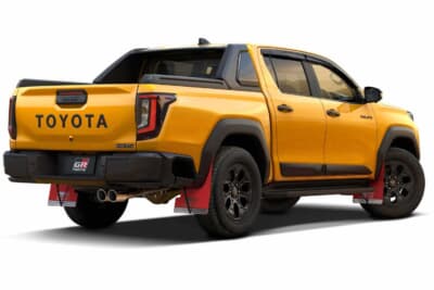 トヨタ新型 ハイラックス:マッドフラップを変更するだけで大きくイメージが変わる。またマフラーもイメチェンに大きく寄与