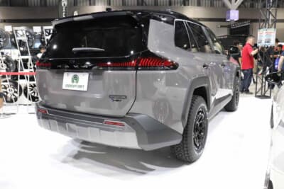 トヨタ RAV4:リアから見た姿。足元の力強さが強調される。車高の上がり幅は約30mm。アドベンチャーの持ち味を生かしたカスタマイズだ