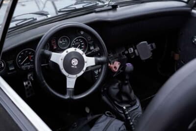 MG ミジェット:サーキット走行を楽しむオーナーの好みに合わせて小径のレザーステアリングへ交換