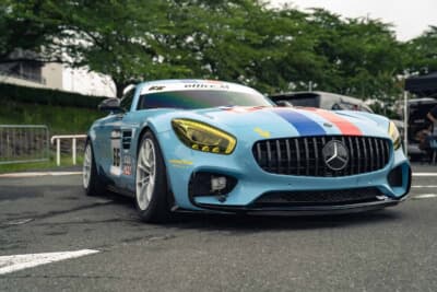 メルセデスAMG GT S：イエローにスモークされたヘッドライトがサーキット仕様らしさを演出。フロントスプリッターは純正ベースだが、低く構えたノーズラインがレーシングカーそのものだ