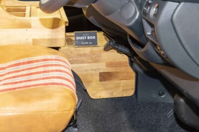 トヨタ ハイエース:フロントシートの中央足元に設置された木製のダストボックス