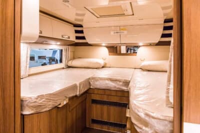 カルタゴ chic e-line I 61 XL LE:リアルウッドの家具に囲まれ、ゆったりとした広さを確保した車体後部の常設ベッドルーム