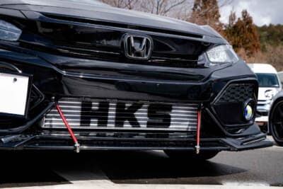 ホンダ シビック:ナンバーを移設してHKS製インタークーラーのロゴをしっかりとアピールする