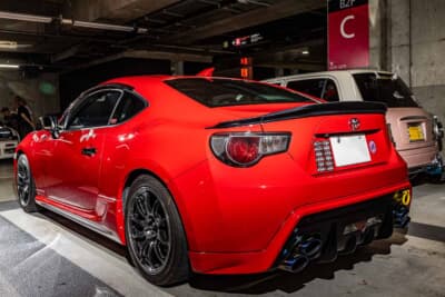 トヨタ 86: フルオーダーしたスプリットSPEC-Cの車高調を装着。足を動かしてロールを感じるために車高はあえて下げすぎないセッティングとしている