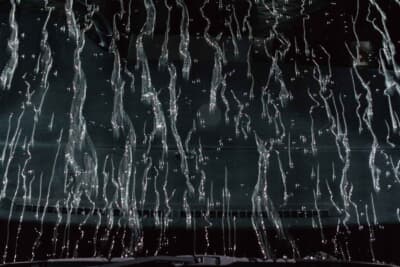 ぬりぬりガラコDXを施工した面は瞬時に立体的な水流となる