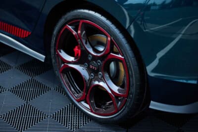 フォルクスワーゲン ゴルフGTI:赤いアクセントが施された専用のアルミホイールを装着している