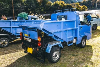 スバル サンバー: リアエンジン特有のバランスを保つため、車体の真ん中にゴミが集まるよう台形に設計された特徴的な荷台