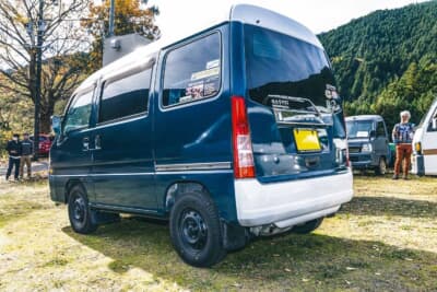 スバル サンバーバン: 車中泊も楽しめる広い車内も魅力。ルーフやリアバンパーを白く塗り分け、クラシカルな雰囲気を醸し出している