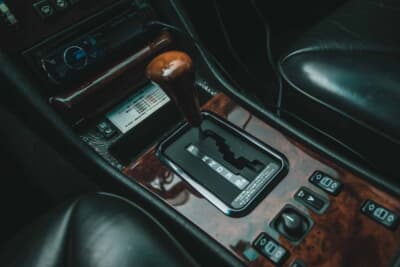 メルセデス・ベンツ560SEL AMG 6.0-4V ウッドノブを備えたシフトレバーとAMG専用ウッドトリムに囲まれたセンターコンソール
