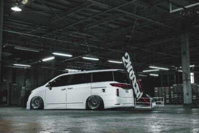 日産 エルグランド:ヒッチカーゴを装着してイベント仕様に仕立てられたリアビュー