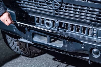 メルセデスAMG G63：無骨なスチール製フロントバンパーには牽引フックを備え、軍用車テイストを色濃く残す