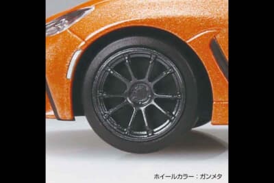 トヨタ GR86：フレイムオレンジのボディカラーに付属するガンメタのカスタムホイール