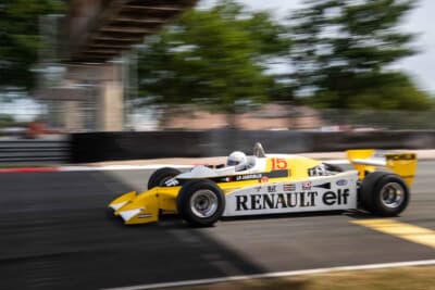 ルノー RS10：サーキットを疾走するイエローとホワイトの伝統的カラーリング