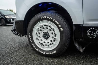 三菱 デリカD:5:ホイールはブラックライノフジ。サイズは17×8.0J インセット38。タイヤはオープンカントリーA/T III。245/65
