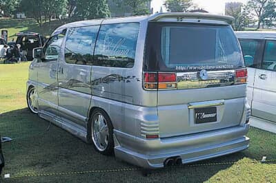 日産 E50型エルグランド：メッキのガーニッシュが高級感大。リアウインドウの奥には大型のモニターが外向けにアピール