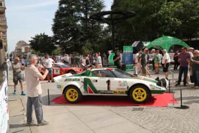 ランチア ストラトス：1977年モンテカルロ・ラリー優勝車を彷彿とさせるアリタリアカラー。まさにメーカーが施したチューニングカーだ