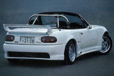 ユーノス ロードスター:ダックテール一体式トランクにGT-R風ウイングを組み、リアまわりまで大胆に主張する仕立てだ