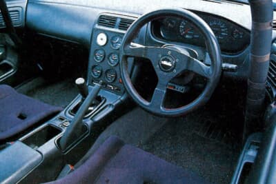 日産 S14シルビア:コクピットには35φのN2ステアリングを装着。センターには多連メーターを追加し、サーキット走行を意識した造りとなっている