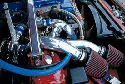 トヨタ スープラ:HKS・TD05-16Gを2基掛けしたタービンまわり。むき出しエアクリとサクションパイプが600psを支える