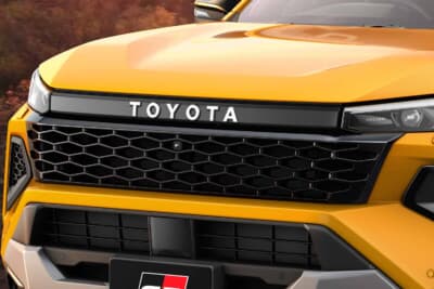 トヨタ新型 ハイラックス:ワイド感あるフロントグリルとグロスブラックの表面素材がポイント。フェイスの味付けがより濃くなる