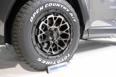 トヨタ RAV4:ホイールはAir/G Rocks。カラーはリム部分がブラックでコーディネイトされよりマッシブ感が出る、ゴーストエディションだ